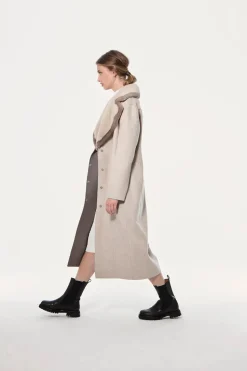 Coat with fur collar