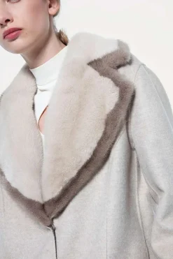 Coat with fur collar
