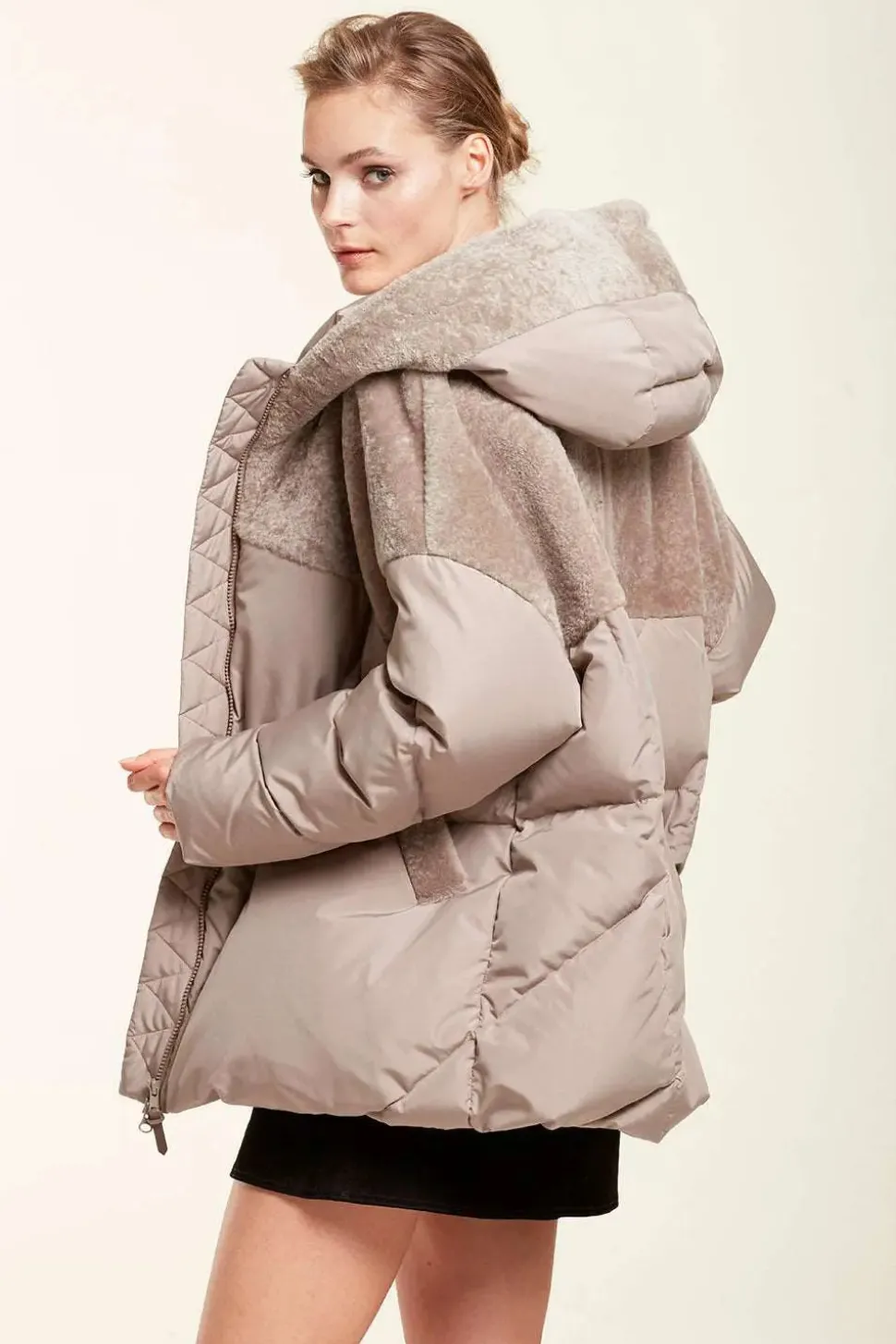 Hood puffer jacket with sheepskin