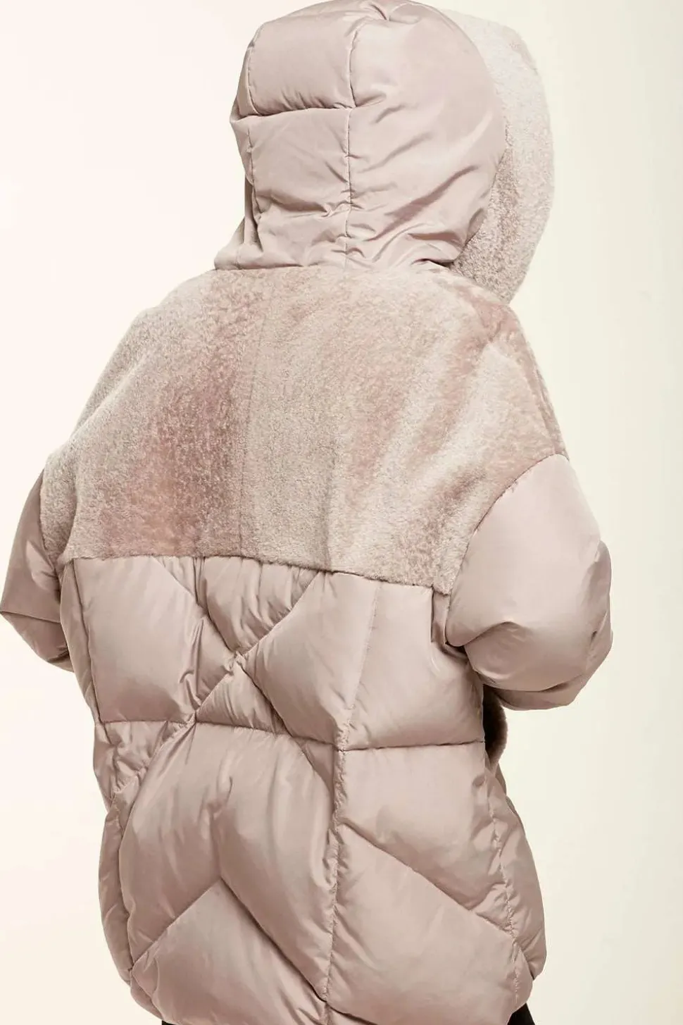 Hood puffer jacket with sheepskin