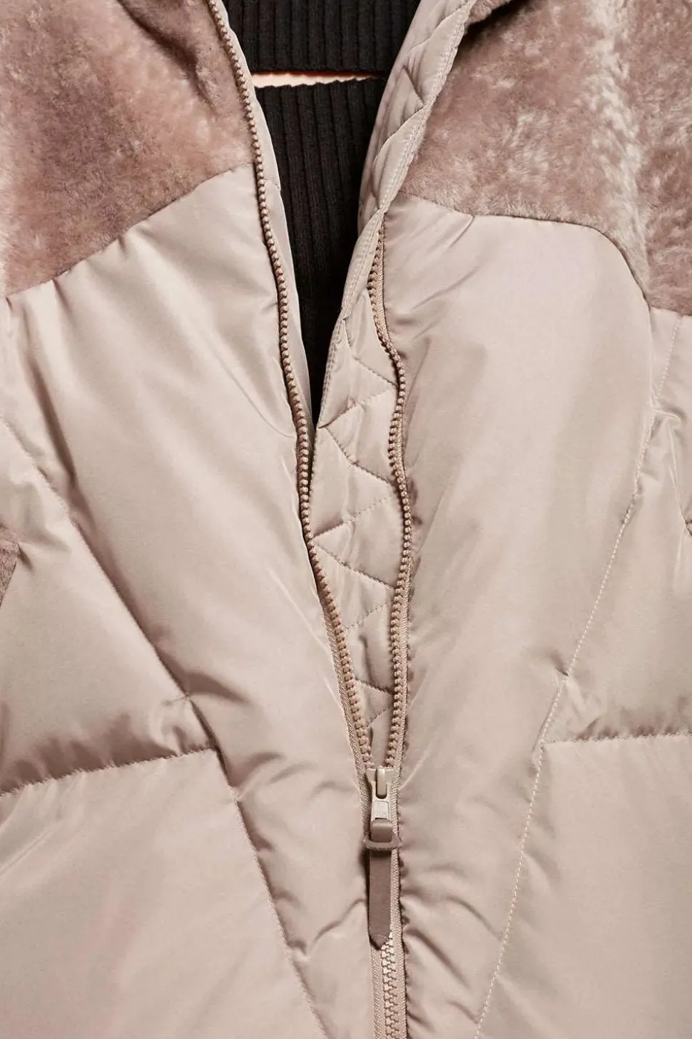 Hood puffer jacket with sheepskin
