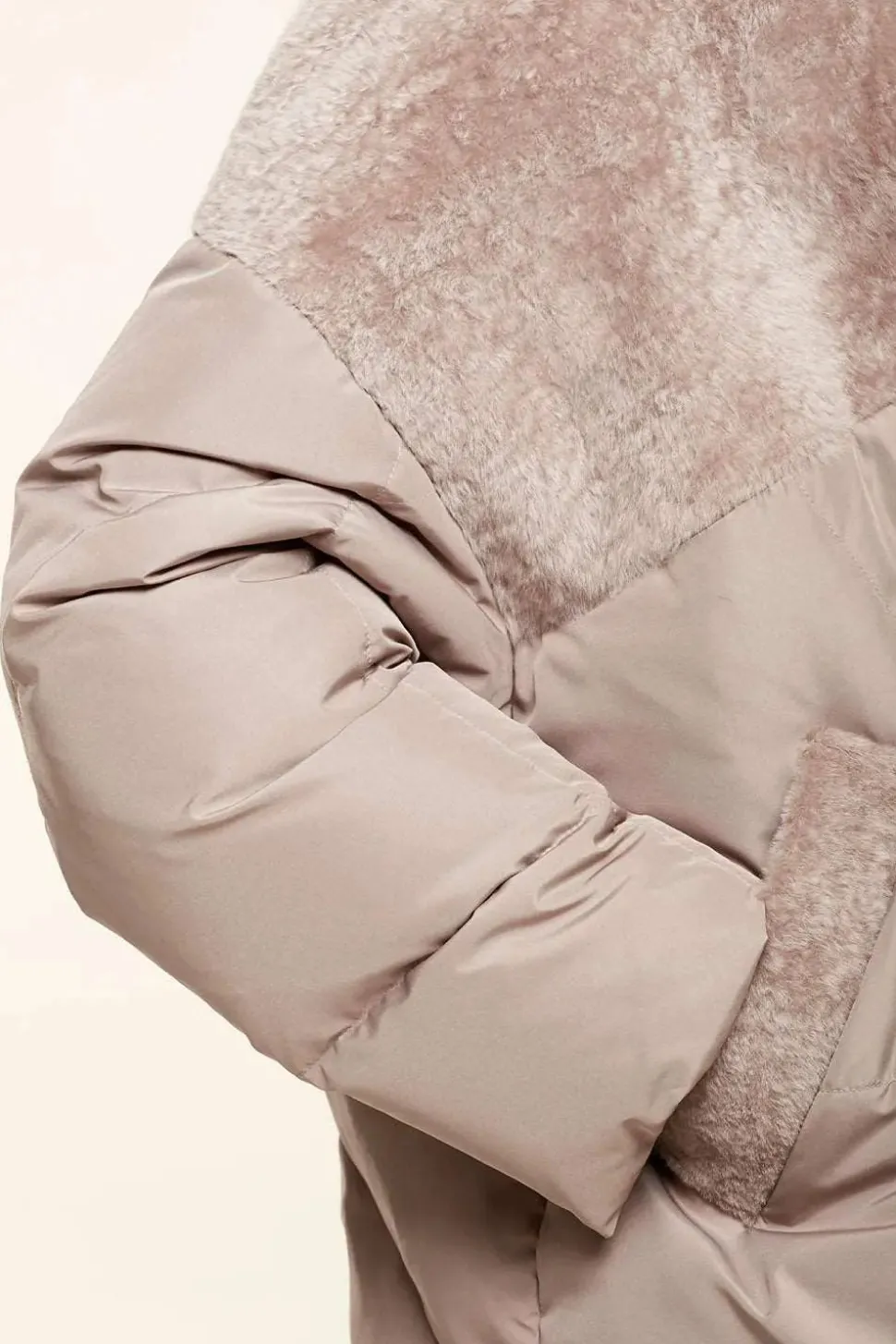 Hood puffer jacket with sheepskin