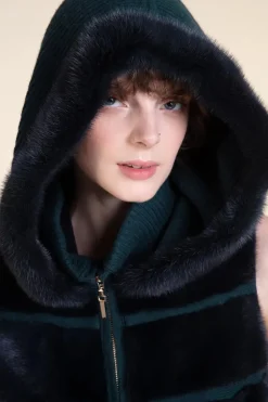 Knitted vest with fur